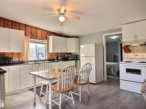 Kitchen - 67 Ch. Du Chenail-Du-Moine, Lac-Des-Plages, QC - Indoor Photo Showing Kitchen