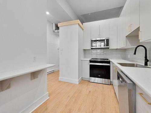 Cuisine - 1-3993A Rue Hochelaga, Montréal (Mercier/Hochelaga-Maisonneuve), QC - Indoor Photo Showing Kitchen With Upgraded Kitchen