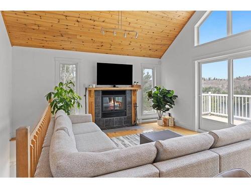 Salon - 40 Ch. Des Catalpas, La Conception, QC - Indoor Photo Showing Living Room With Fireplace