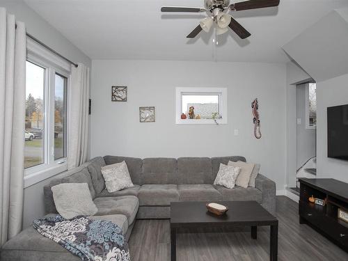 331 Masters St., Thunder Bay, ON - Indoor Photo Showing Living Room