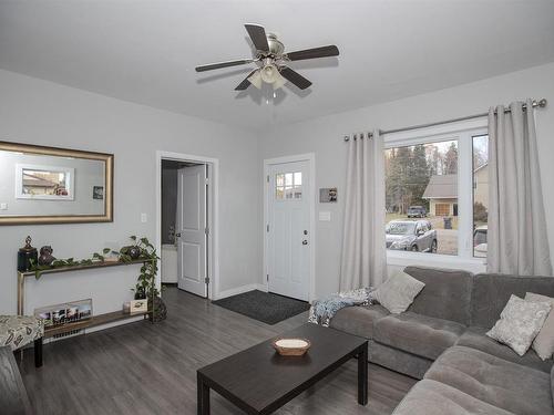 331 Masters St., Thunder Bay, ON - Indoor Photo Showing Living Room