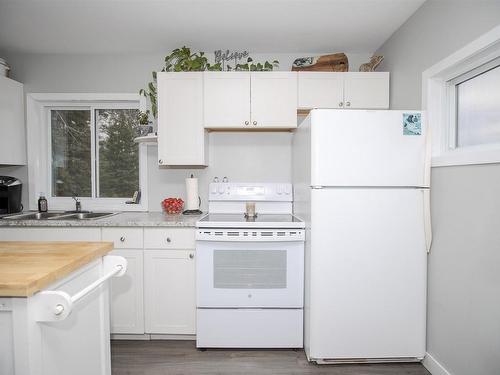 331 Masters St., Thunder Bay, ON - Indoor Photo Showing Kitchen With Double Sink