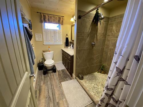 3101 Arthur Street, Thunder Bay, ON - Indoor Photo Showing Bathroom