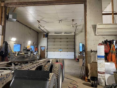 3101 Arthur Street, Thunder Bay, ON - Indoor Photo Showing Garage