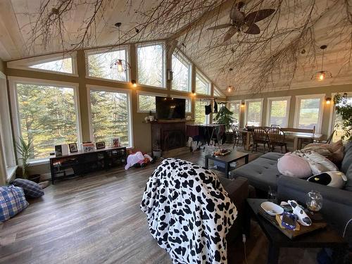 3101 Arthur Street, Thunder Bay, ON - Indoor Photo Showing Living Room