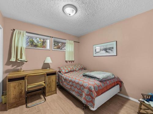 402 Strathcona Terrace, Kamloops, BC - Indoor Photo Showing Bedroom