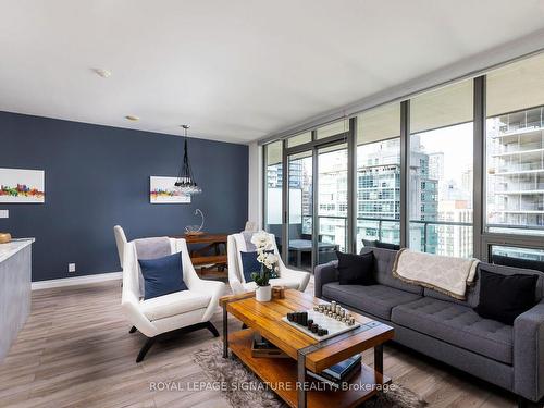 2006-33 Lombard St, Toronto, ON - Indoor Photo Showing Living Room