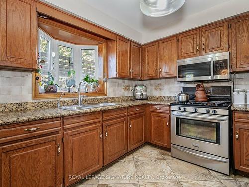 100 Gas Light Cres, Vaughan, ON - Indoor Photo Showing Kitchen With Double Sink