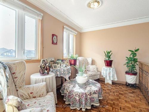 100 Gas Light Cres, Vaughan, ON - Indoor Photo Showing Living Room