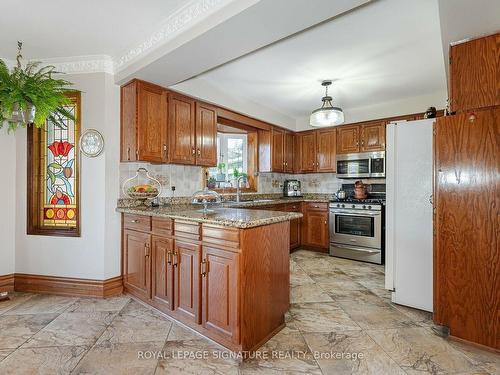 100 Gas Light Cres, Vaughan, ON - Indoor Photo Showing Kitchen