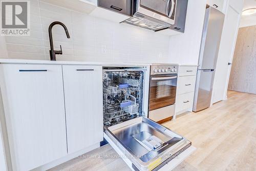 533 - 2300 St Clair Avenue W, Toronto, ON - Indoor Photo Showing Kitchen