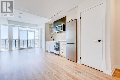 533 - 2300 St Clair Avenue W, Toronto, ON - Indoor Photo Showing Kitchen