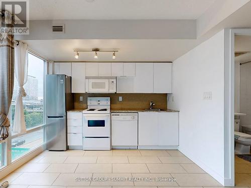 523 - 15 Brunel Court, Toronto, ON - Indoor Photo Showing Kitchen