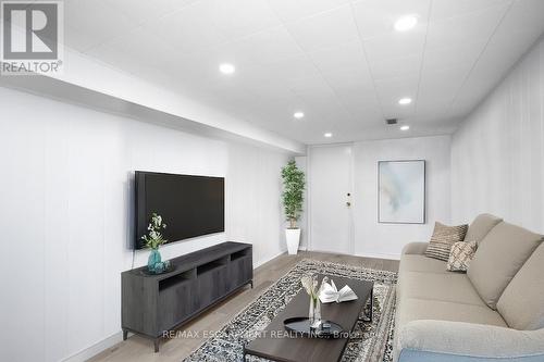 2285 Fassel Avenue, Burlington, ON - Indoor Photo Showing Living Room