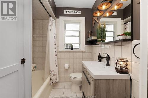 861 Glidden, Windsor, ON - Indoor Photo Showing Bathroom