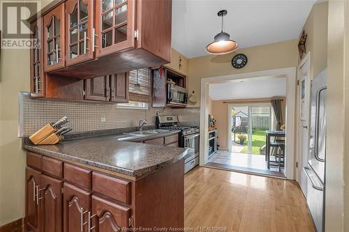 861 Glidden, Windsor, ON - Indoor Photo Showing Kitchen With Double Sink