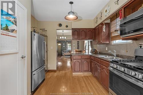 861 Glidden, Windsor, ON - Indoor Photo Showing Kitchen With Double Sink