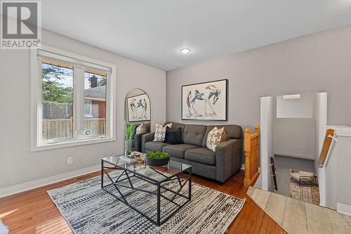 3296 Mckay Avenue, Windsor, ON - Indoor Photo Showing Living Room