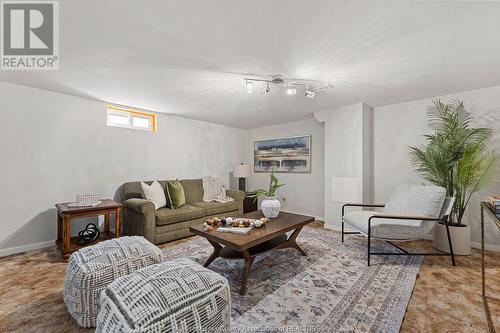 3296 Mckay Avenue, Windsor, ON - Indoor Photo Showing Living Room