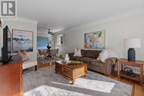 3296 Mckay Avenue, Windsor, ON - Indoor Photo Showing Living Room