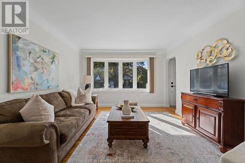 3296 Mckay Avenue, Windsor, ON - Indoor Photo Showing Living Room