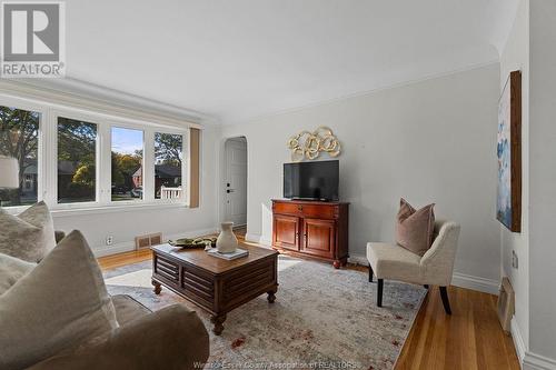 3296 Mckay Avenue, Windsor, ON - Indoor Photo Showing Living Room