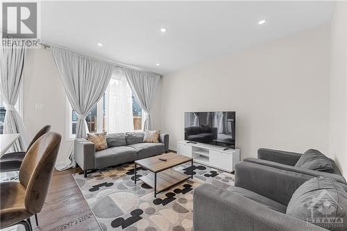 147 Pictou Crescent, Ottawa, ON - Indoor Photo Showing Living Room