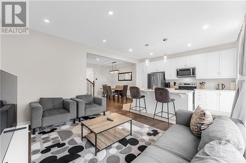 147 Pictou Crescent, Ottawa, ON - Indoor Photo Showing Living Room