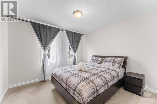 147 Pictou Crescent, Ottawa, ON - Indoor Photo Showing Bedroom