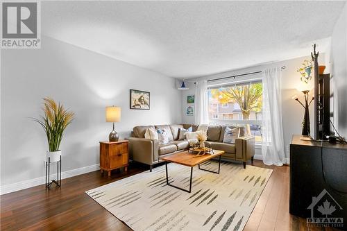 2336 Orient Park Drive Unit#68, Ottawa, ON - Indoor Photo Showing Living Room