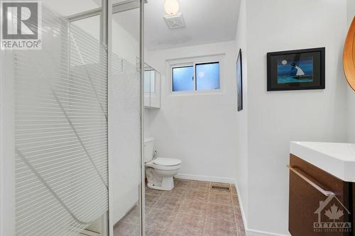 5 Beaumaris Drive, Ottawa, ON - Indoor Photo Showing Bathroom