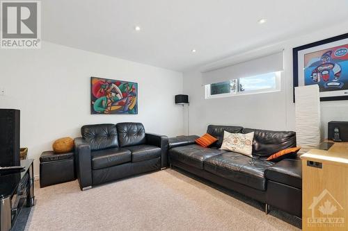 5 Beaumaris Drive, Ottawa, ON - Indoor Photo Showing Living Room