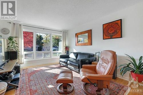 5 Beaumaris Drive, Ottawa, ON - Indoor Photo Showing Living Room