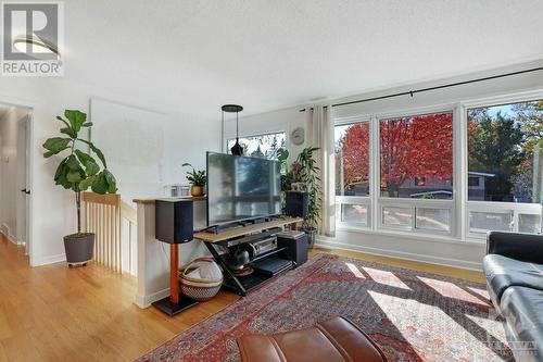 5 Beaumaris Drive, Ottawa, ON - Indoor Photo Showing Living Room