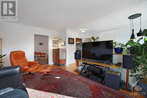 5 Beaumaris Drive, Ottawa, ON - Indoor Photo Showing Living Room