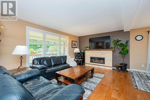 10 Baylor Crescent, Halton Hills, ON - Indoor Photo Showing Living Room With Fireplace