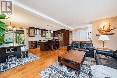 10 Baylor Crescent, Halton Hills, ON - Indoor Photo Showing Living Room