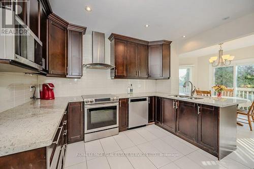 423 Parklane Road, Oakville, ON - Indoor Photo Showing Kitchen With Stainless Steel Kitchen With Double Sink With Upgraded Kitchen