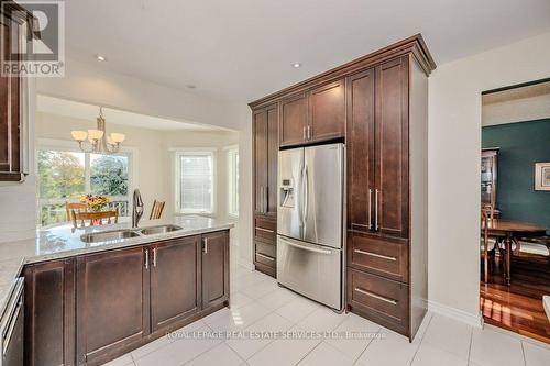 423 Parklane Road, Oakville, ON - Indoor Photo Showing Kitchen With Double Sink