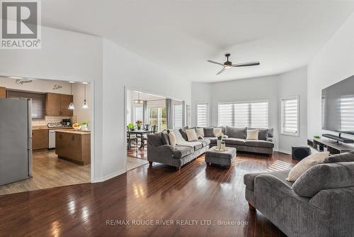 73 Songbird Crescent, Kawartha Lakes, ON - Indoor Photo Showing Living Room