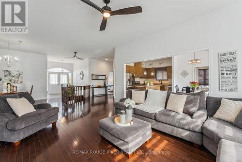 73 Songbird Crescent, Kawartha Lakes, ON - Indoor Photo Showing Living Room