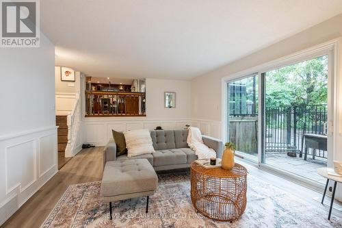 33 Cumminsville Drive, Hamilton, ON - Indoor Photo Showing Living Room