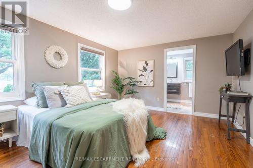 33 Cumminsville Drive, Hamilton, ON - Indoor Photo Showing Bedroom