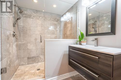 33 Cumminsville Drive, Hamilton, ON - Indoor Photo Showing Bathroom