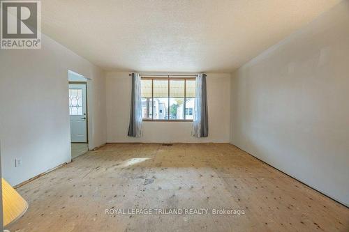 8 Hamilton Street, St. Thomas, ON - Indoor Photo Showing Other Room