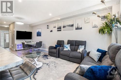 112 Livorno Court, Ottawa, ON - Indoor Photo Showing Living Room