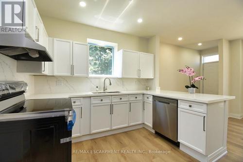 126 Evans Street, Hamilton, ON - Indoor Photo Showing Kitchen