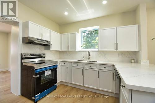 126 Evans Street, Hamilton, ON - Indoor Photo Showing Kitchen