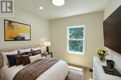 126 Evans Street, Hamilton, ON - Indoor Photo Showing Bedroom