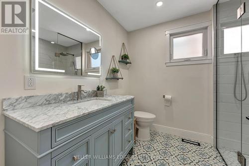 23 Regis Court, Hamilton, ON - Indoor Photo Showing Bathroom